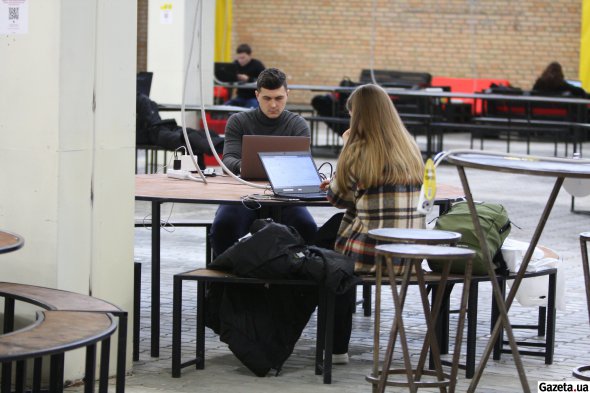 "Містечко незламності" – це 68 тис. кв. м, де люди можуть зігрітися, зарядити гаджети, провести час з дітьми