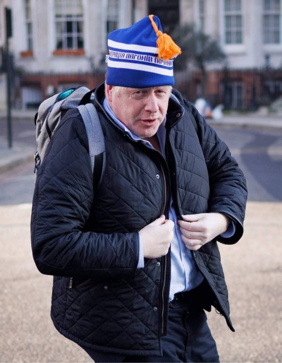 Бывший премьер-министр Великобритании Борис Джонсон получил подарок – шапку с надписью "Нумерація вагонів починається з голови поїзда".