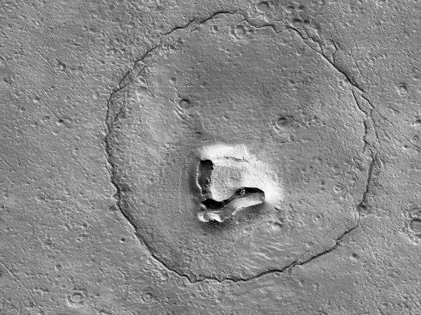 Фрагмент поверхні Червоної планети, що нагадує зображення голови ведмедя