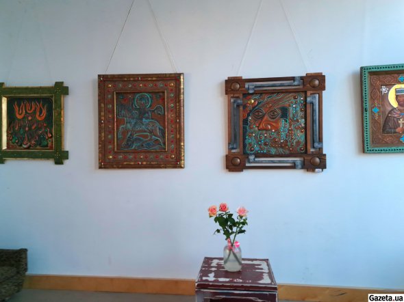 Твори Чекурішвілі: перша ліворуч - "Виверження", далі ікона Георгія Побідоносця, "Мойсей" та ікона царя Арчила