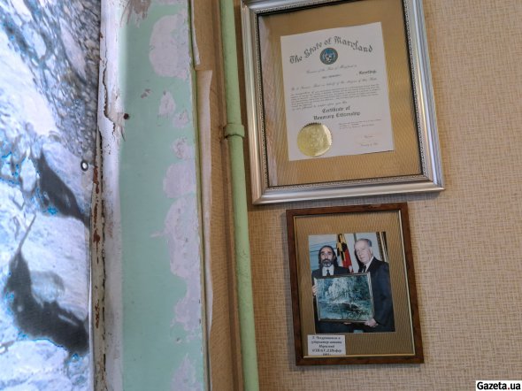Сертификат почетного гражданина штата Мэриленд Тариэл Чекуришвили хранит как реликвию. Рядом - фотография с губернатором штата Уильямом Дональдом Шефером, датированная 1993 годом