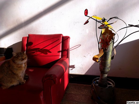 Светильник "Стрекозы" художники создали из обломков ракеты и снаряда, которыми русские обстреляли Харьков