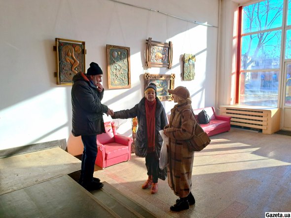 Журналістка та волонтерка Тетяна Бабіна привела подругу і колегу Наталію для того, щоб відзняти виставку