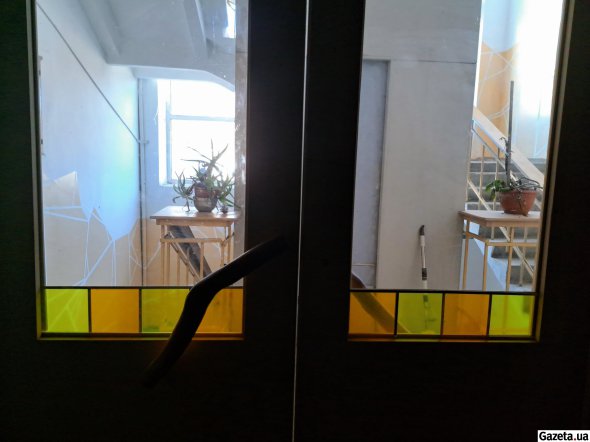 Вітражі художника монументаліста Геннадія Мироненка прикрашають скляні елементи інтер'єру художніх майстерень