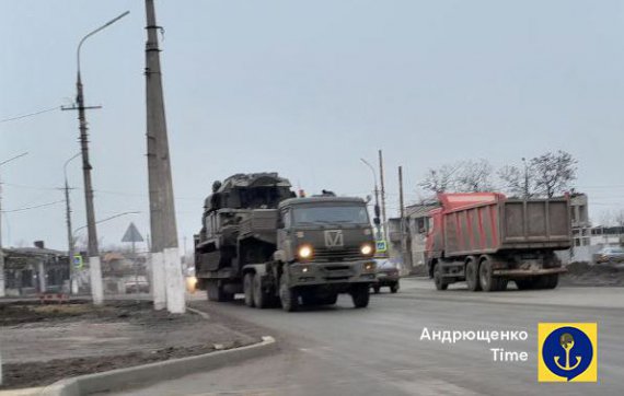 В Мариуполе зафиксировали движение большой колонны грузовиков российских оккупантов