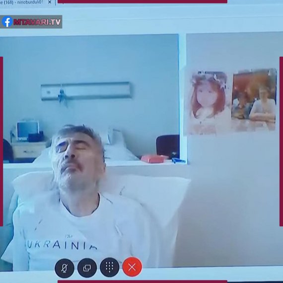 Бывший президент Грузии Михеил Саакашвили на судебном заседании по видеосвязи показал, в каком физическом состоянии он находится.