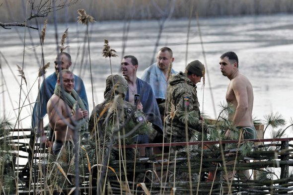 Військові 79-ї окремої десантно-штурмової бригади купаються в річці в районі виконання завдань на Донбасі на Водохреща. Зануритись у воду вдалося вільним від служби воякам. Після купання зігрівалися гарячим чаєм та юшкою