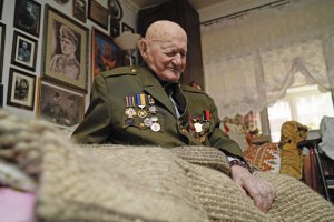 Мирослав Симчич (Кривоніс), 100 років, сотенний УПА, політв’язень. Сотенний УПА, політв’язень. Народився 1923 року в селі Вижній Березів поблизу Косова на Прикарпатті. Закінчив Коломийський архітектурний технікум. 1941-го вступив в ОУН та воював проти німців у народній самообороні. Навесні 1944 року закінчив старшинську школу УПА і став командиром чоти, згодом – сотні. У лютому 1945-го Кривоніс прославився в бою біля річки Рушір. Сотня ”Березівська”, в якій він командував чотою, перекривала дорогу підкріпленню, яке йшло на допомогу НКВДистам, оточеним у Космачі. Повстанці втратили лише двох бійців, а Симчича було поранено в руку. Після тривалого лікування він повернувся у свою сотню. 4 грудня 1948 року Кривоніс із Ченцем (Петром Томичем) перевіряли зимові криївки. Вирішили заночувати в знайомій хаті, але їх побачила завербована сексотка. Росіяни оточили хату, а ввечері запалили. Кривоніс і Чернець знепритомніли від диму. Засуджений 1949 року Івано-Франківським військовим трибуналом за участь в УПА на 25 років позбавлення волі. Брав активну участь у повстаннях та боротьбі з кримінальниками. Згодом повторно дістав іще 25 років за ”участь у націоналістичному угрупованні”. 1956-го Комісія Верховної Ради СРСР скоротила термін покарання до 10 років. 1968 року знову заарештований ”за нововиявленими обставинами”. Направили відбувати попереднє покарання. 1982-го, не виходячи на волю, дістав ще 2,5 року покарання. Звільнився 1985 року. Реабілітований лише 2017 року. 22 жовтня 2022 року отримав Золоту Зірку Героя України. Помер 18 січня у віці 100 років. Був похований 20 січня в місті Коломия, на цвинтарі ”Монастирок”