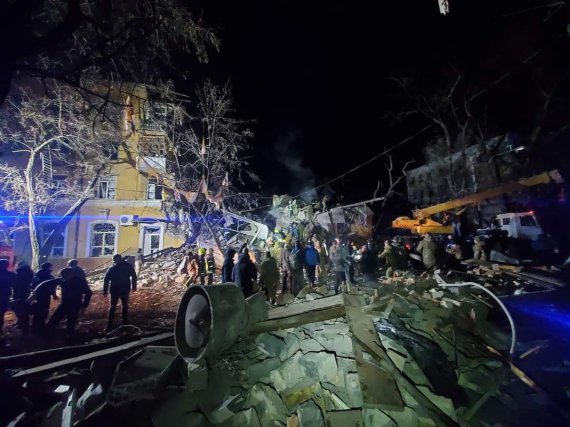 Оккупанты ударили по Краматорску. Попали ракетой по жилому дому, расположенному в центре города, и полностью его разрушили. Погибли люди