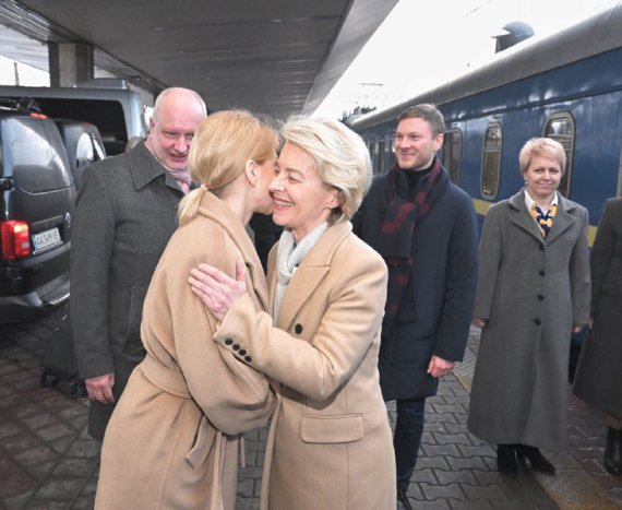 Президентка Єврокомісії Урсула фон дер Ляєн та голова дипломатії ЄС Жозеп Боррель прибули до Києва потягом