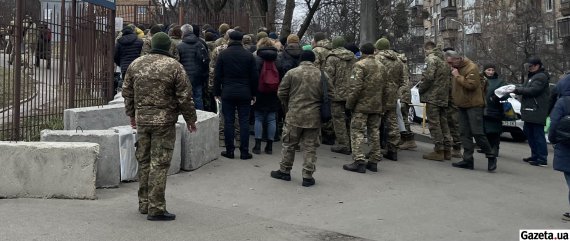 Військові займають черг на ВЛК від самого ранку, задовго до відчинення вхідних воріт