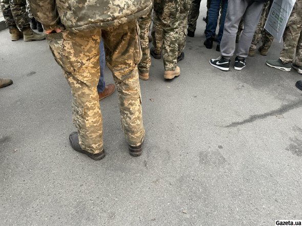 Военные занимают очереди на ВЛК с самого утра, задолго до открытия входных ворот.