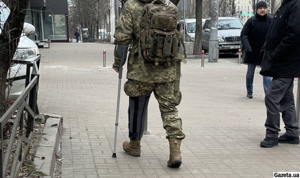 Поранені військовослужбовці стоять у загальній черзі до лікарів, однак бійці пропускають людей на милицях та з тяжкими пораненнями вперед