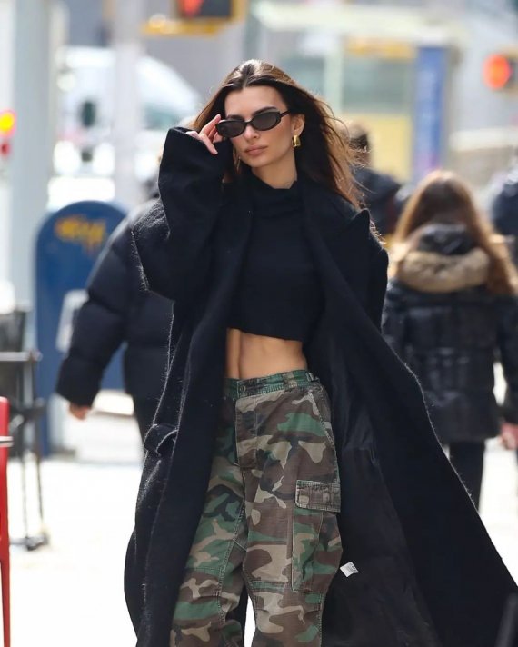 Цього року в моду повернувся ретро-тренд — камуфляжні штани.