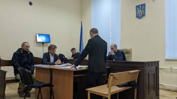 Судья Сергей Вовк удовлетворил просьбу прокурора: арестовал всех фигурантов, позволив им выйти под залог в 4,6 млн грн.