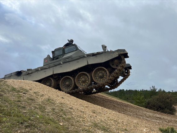 Украинские военные продолжают обучение на британских танках Challenger 2