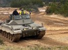 Українські військові продовжують навчання на британських танках Challenger 2