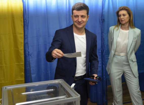 Кандидат у президенти Володимир Зеленський та його дружина Олена голосують на дільниці у Києві, квітень 2019 року.