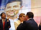 Владимир Зеленский целует жену после оглашения экзит-пола второго тура президентских выборов, апрель 2019 года.