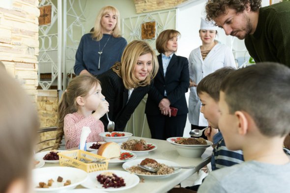 Перша леді і кухар Євген Клопотенко дивляться меню у школі, яке він розробив.