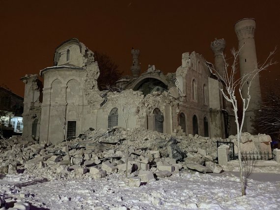 У Туреччині та Сирії внаслідок землетрусу могло загинути близько 1,8 тис. осіб