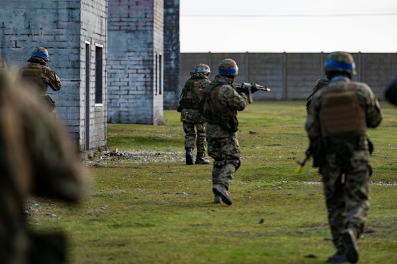 Велика Британія навчає українських військовослужбовців на своїх полігонах 