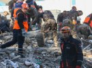 У Туреччині та Сирії продовжують діставати тіла загиблих з-під завалів