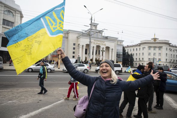 11 ноября Херсон вернулся под контроль Украины – в город вошли Вооруженные силы Украины. Все пути отступления русских оккупантов были под огневым контролем. Сине-желтый флаг установлен возле зданий ОГА и полиции