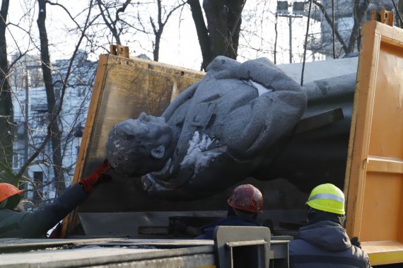 У Києві демонтували пам'ятник радянському генералу Миколі Ватутіну