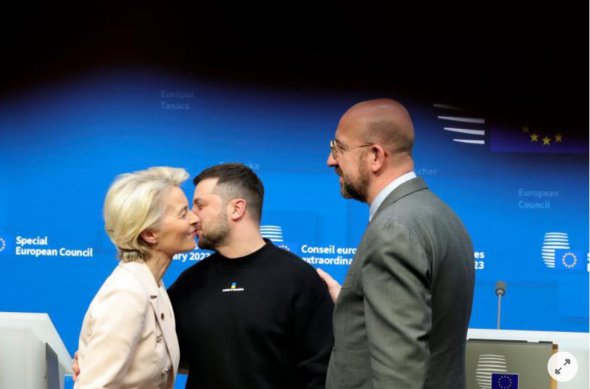 Зеленский приветствуют президента Еврокомиссии Урсулу фон дер Ляйен и президента Европейского Совета Шарля Мишеля на специальном саммите ЕС 