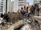В Турции продолжаются спасательные работы после мощного землетрясения