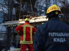 Спасатели продолжают разбирать завалы на заводе в Киеве