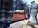 Спасатели продолжают разбирать завалы на заводе в Киеве