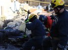 Рятувальники продовжують розбирати завали на заводі в Києві