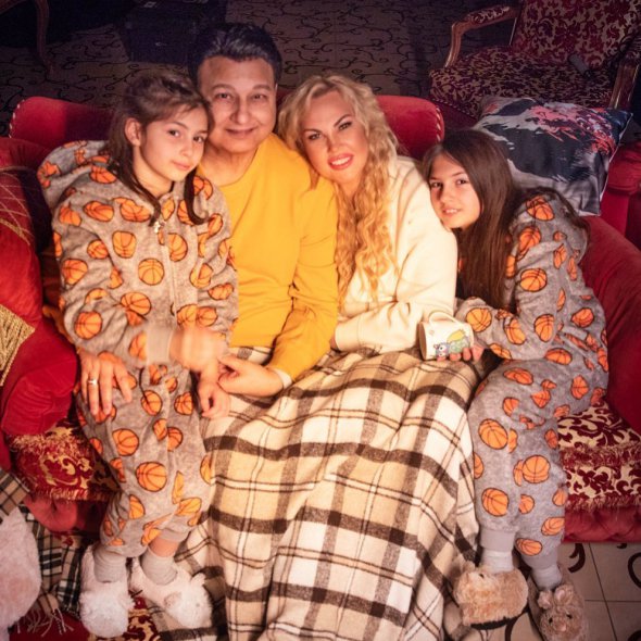 Камалія з чоловіком і дітьми