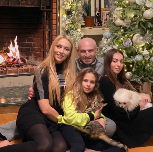 Оля Полякова с мужем и дочерьми