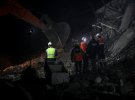 В Турции продолжают доставать из-под завалов погибших в результате землетрясения