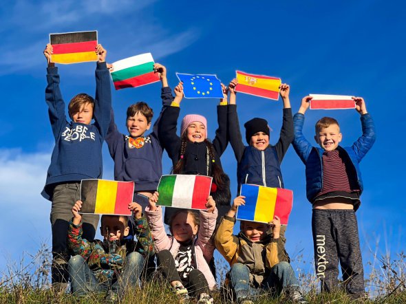 Дети в "Затишке" с восторгом празднуют разные события. Так, в день создания Евросоюза 1 ноября они много узнали о разных странах и выбрали для фото флаги тех, которые им больше всего понравились. Фото: zatyshok.org