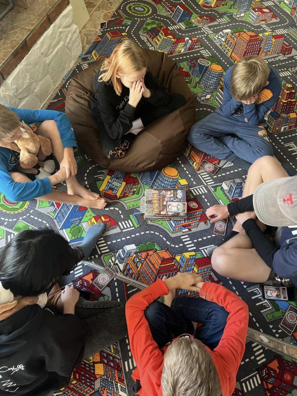Общие игры – самое любимое время многих ребятишек. Во время такого досуга они не только развлекаются, но и учатся общаться. Фото: zatyshok.org