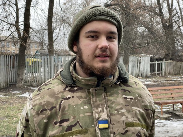 Кирило почав волонтерити після 24 лютого. У 18 років чоловік вступив до лав ЗСУ і рік захищав країну на сході