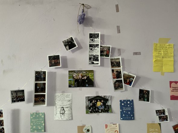 "Буровцы" украшают комнаты фотографиями, гирляндами и открытками