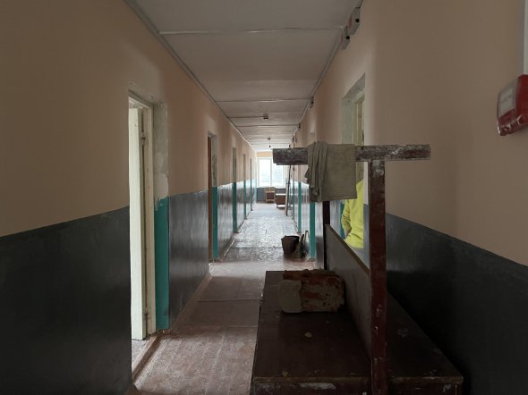 У Макарові БУР відбудовує гуртожиток місцевого медичного коледжу. Уже відремонтували дах, вікна й стіни 