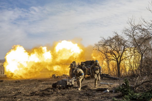 Українські солдати стріляють із протитанкового ракетного комплексу, 35-а окрема бригада морської піхоти ЗСУ на передовій, на Донеччині, 10 лютого 2023 року 