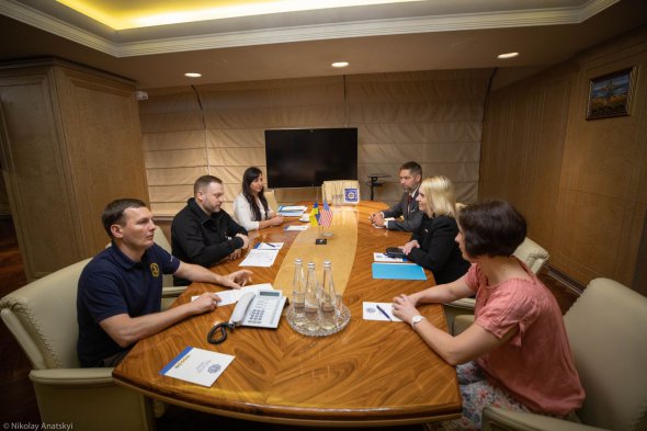 Министр внутренних дел Денис Монастырский, первый заместитель Евгений Енин на встрече с послом Соединенных Штатов Америки в Украине Бриджит Бринк, август 2022 года.