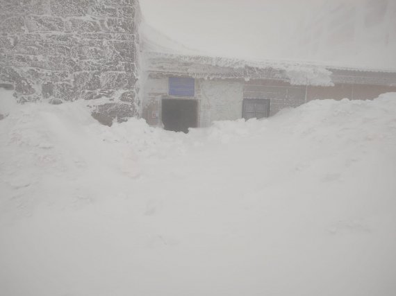 В Карпатах бушует непогода и намело снега