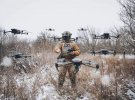 Український воїн з дронами