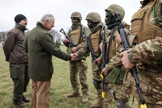 Король Великої Британії Карл ІІІ познайомився з українськими військовими, які проходять тренування