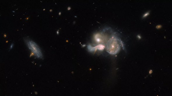 За допомогою телескопа Hubble вчені сфотографували зіткнення трьох галактик