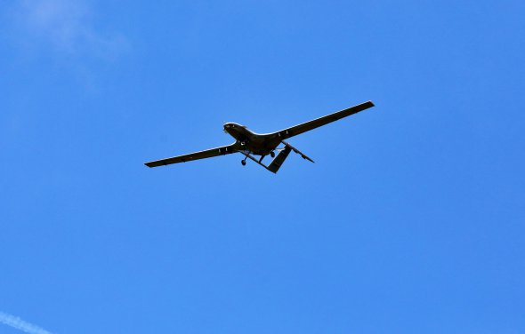 Дрон Bayraktar TB2 у небі над Чорним морем біля берегів Туреччини 30 серпня 2022 року