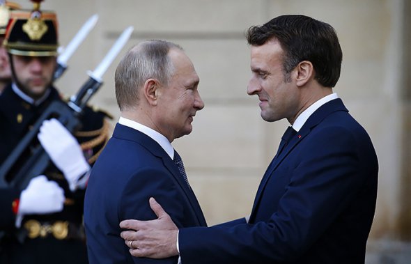 Президент Франції Еммануель Макрон продовжував телефонні розмови з Путіним.